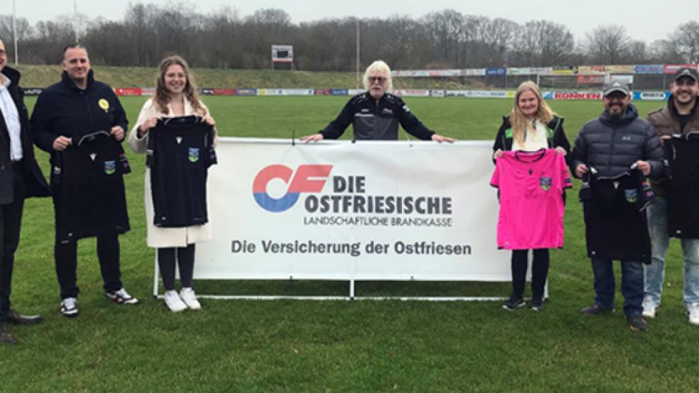 Stephan Hinrichs (Ostfriesische Landschaftliche Brandkasse) übergab Schiedsrichter-Trikots Rik Kuiper (SC Rhauderfehn) stellvertretend für Meike Gruttmann, Sophie Ammersken (Frisia Emden), Ewald Adden (Ostfriesland Cup), Yvonne Patt (SV Tergast), Paulo Magalhaes (Frisia Emden) und Manuel Herren (FT Groß Midlum).  © Foto: privat