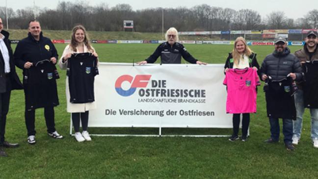 Ostfriesland-Cup: Trikots an Schiedsrichter übergeben