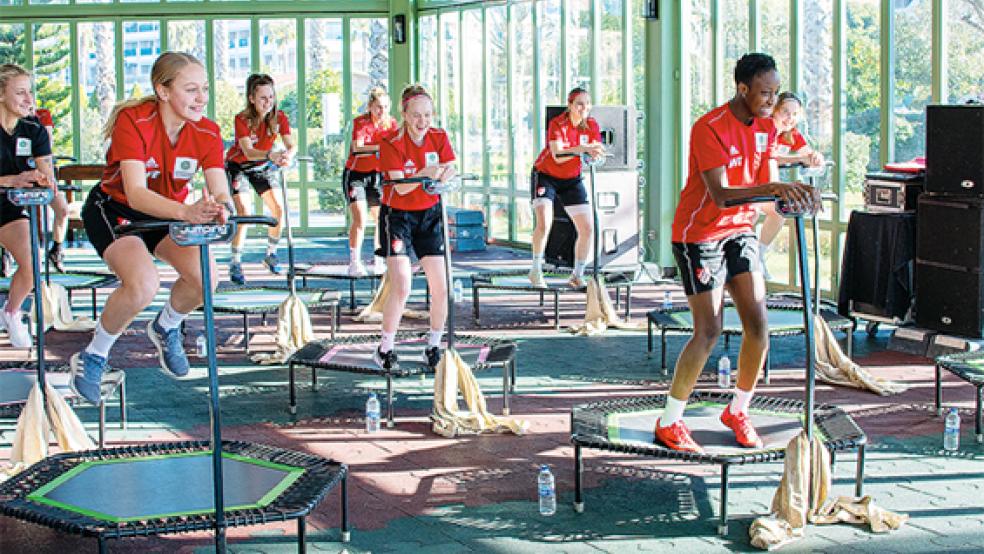 Die Fußballerinnen konnten Sauna, Fitnessraum, Workouts wie Trampolin-Fitness und die Fahrräder in Anspruch nehmen.  © Foto: Aylin Rewohl 