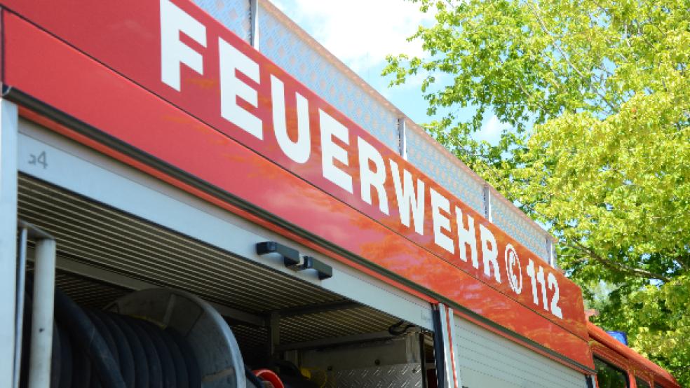 In Nendorp brannte heute Nachmittag ein Schornstein eines Wohnhauses. Wie die Feuerwehr auf Nachfrage mitteilte, waren die Flammen bei Redaktionsschluss noch nicht auf das restliche Haus übergesprungen. © Foto: Hanken