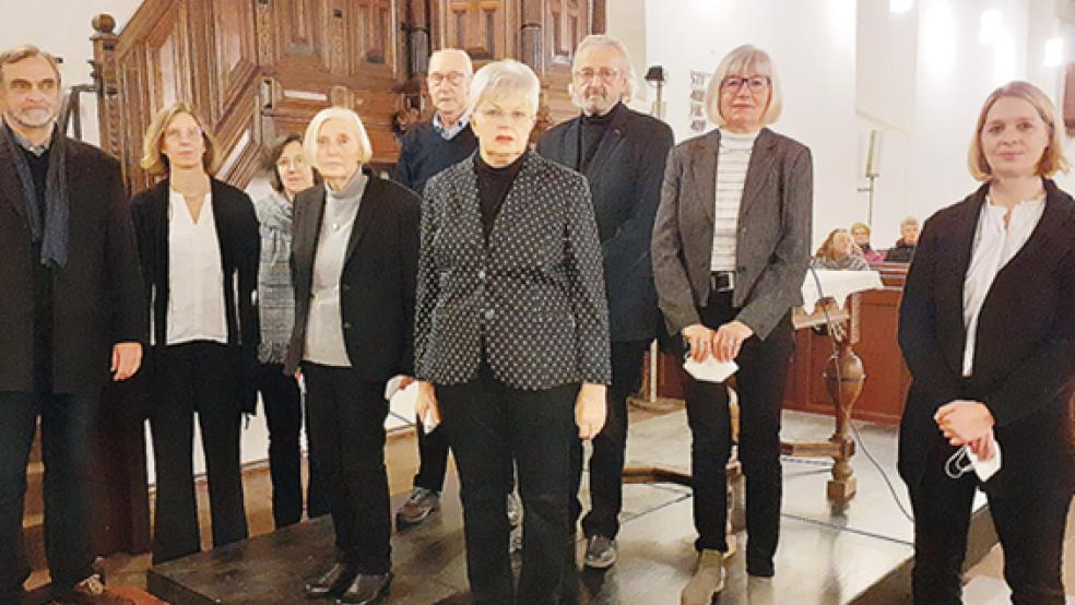 Der Arbeitskreis mit Theus Graalmann (von links), Sabrina Koetsier, Christiane Siepker, Gerda Pruin, Gerhard Janssen, Karin Mittwollen, Volker Kraft und Hanna Kraft hatte den Gedenkgottesdienst vorbereitet. Pastorin Jana Metelerkamp (rechts) hielt die Predigt.  © Foto: Berents