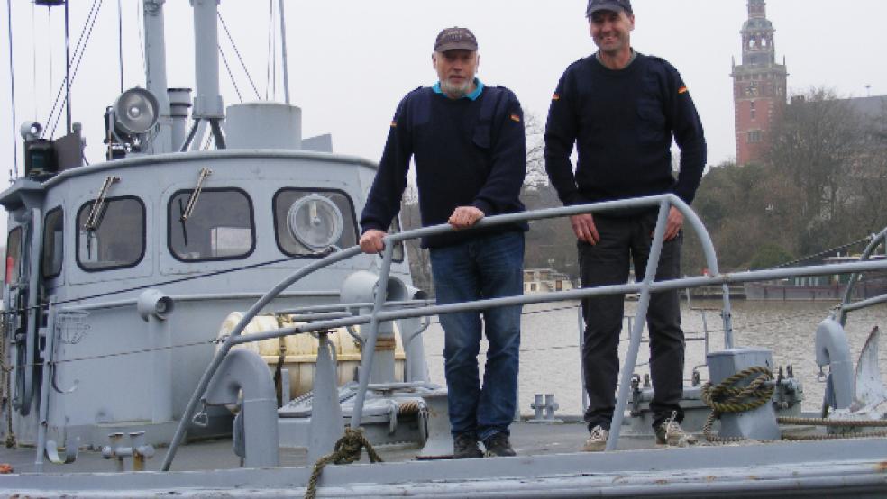 Siegfried Eden (links) und Markus Albrecht an Bord des Schiffes, das als geschichtstechnisches Denkmal gilt.  © Foto: Szyska