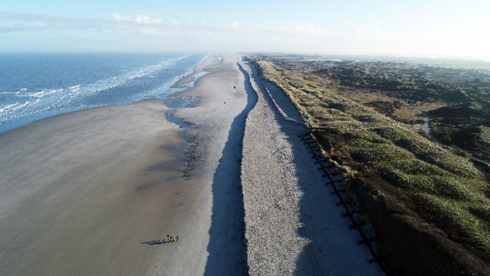 Die Abbruchkanten sehen für Strandspaziergänger zwar beeindruckend aus, aber das eingebaute Sanddepot zum Schutz der Dünen wird immer schmaler. © Foto: Landesbetrieb NLWKN