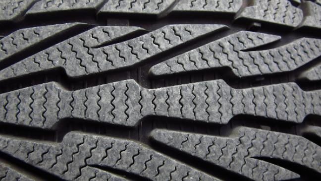 Reifen von zwei Autos aufgeschlitzt