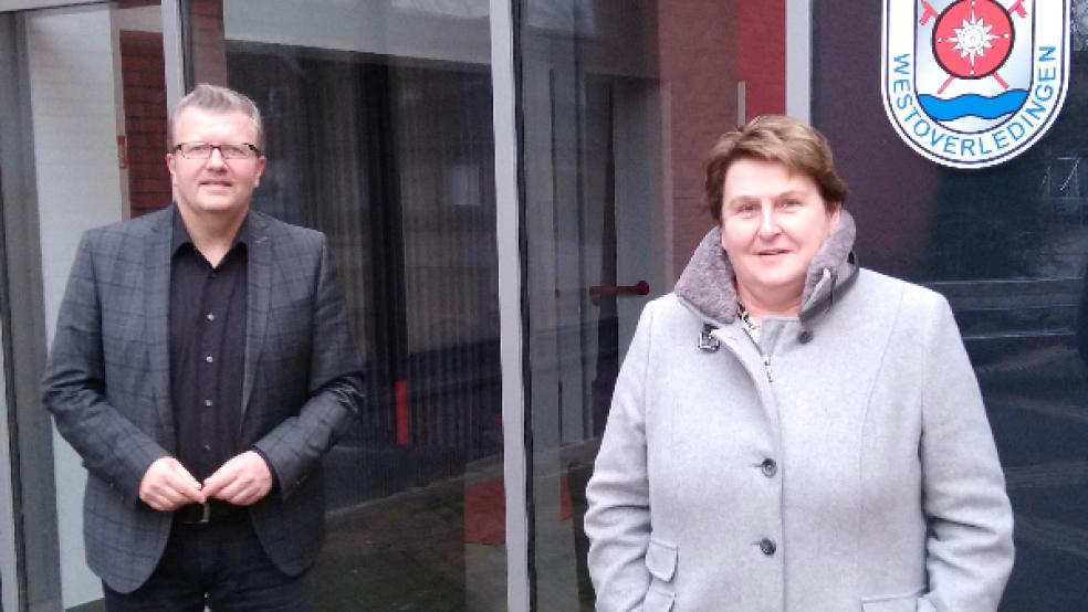 Vor dem Rathaus der Gemeinde Westoverledingen in Ihrhove: Theo Douwes und Hanne Modder. © Foto: Büro Modder