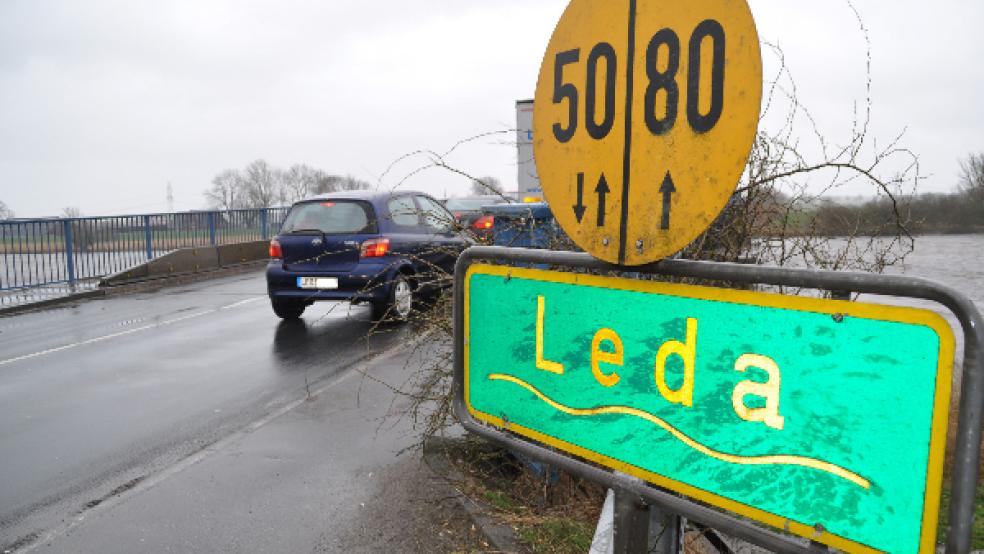 Die Ledabrücke im Zuge der Bundesstraße 70 in Leer ist marode und erträgt immer weniger Belastung. © Foto: Wieking