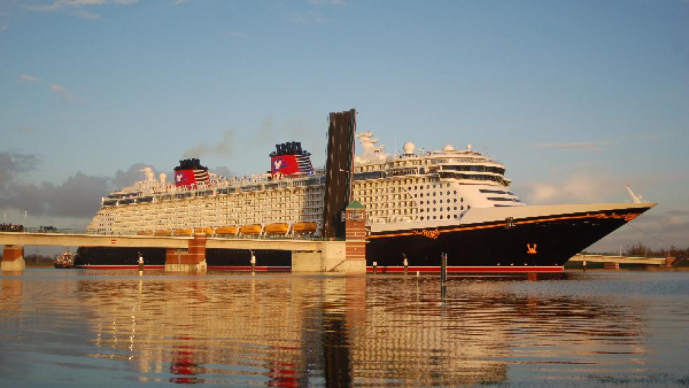 Im Januar 2012 passierte die »Disney Fantasy« im Januar 2012 die Jann-Berghaus-Brücke bei Bingum passierte. Zehn Jahre später wird die Flotte der Walt Disney Company durch die »Disney Wish« bereichert.  © Foto: Janssen (Archiv)