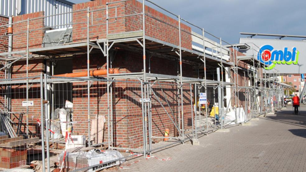 Beim Combi-Anbau links vom Eingang des Verbrauchermarktes, hier ein Archivbild, laufen momentan die letzten Restarbeiten.  © Foto: Hoegen