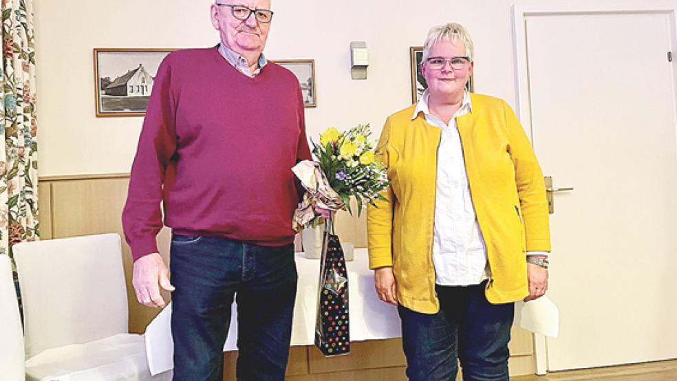 Broer Wübbena-Mecima ist seit 25 Jahren Ortsvorsteher in St. Georgiwold. Dafür wurde er jetzt von Hildegard Hinderks während einer CDU-Vorstandsitzung geehrt.  © Foto: privat
