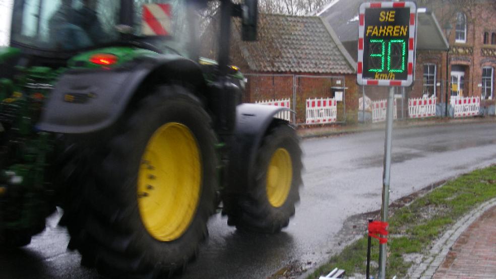 An der Ortsdurchfahrt in Hatzum und beim Kindergarten in Midlum stehen seit Mitte vergangener Woche mobile Tempo-Anzeigetafeln. © Foto: Szyska