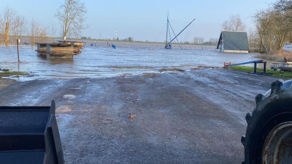Ein Nurdach-Haus an der Slipanlage der Ems-Marina in Bingum wurde überflutet. © Foto: Döring (Ems-Marina-Camping)
