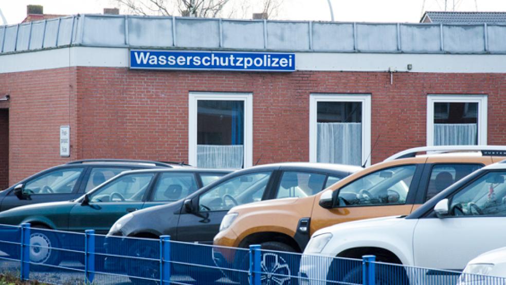 Die Wasserschutzpolizei Emden konnte den Leichnam des vermissten Seemanns im Hafen ausmachen.  © Archivfoto: Hanken