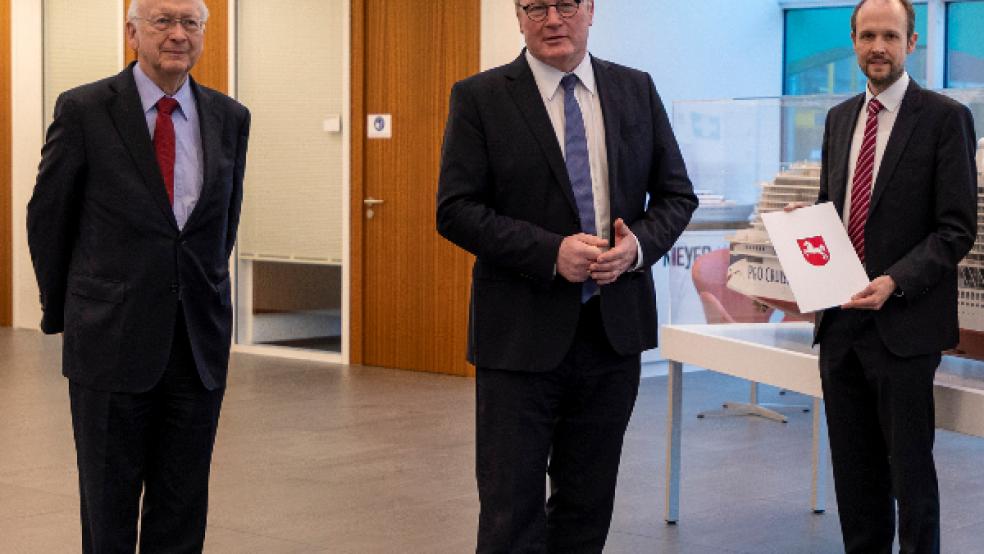 Niedersachsens Wirtschaftsminister Bernd Althusmann (Mitte) übergab den Förderbescheid heute an Werft-Seniorchef Bernard Meyer (links) und Geschäftsführer Dr. Jan Meyer. © Foto: Meyer Werft