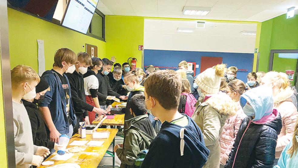An der Oberschule in Weener wurden Waffeln gebacken und für eine Spendenaktion von Jovy­atlas an Schüler und Lehrkräfte verkauft.  © Foto: privat