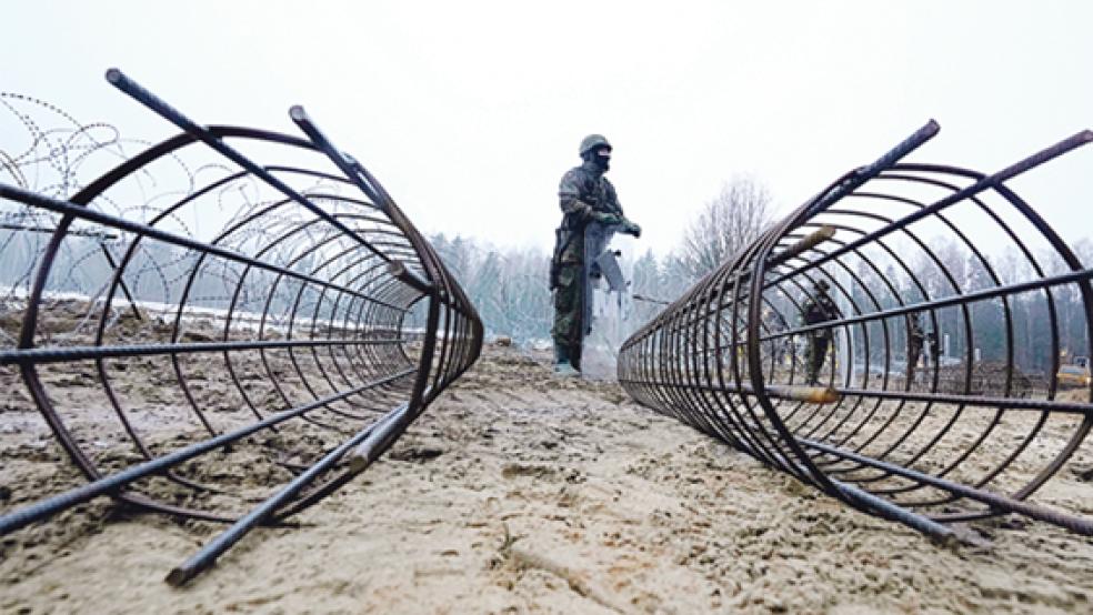 Massive Bauten gegen Flüchtlingsströme: Eine etwa 180 Kilometer lange und 5,5 Meter hohen Mauer, die hier gerade gebaut wurde, soll Migranten, die aus Belarus verdrängt werden, davon abhalten, in die EU zu gelangen.  © Foto: dpa/Czarek Sokolowski<br /><br />