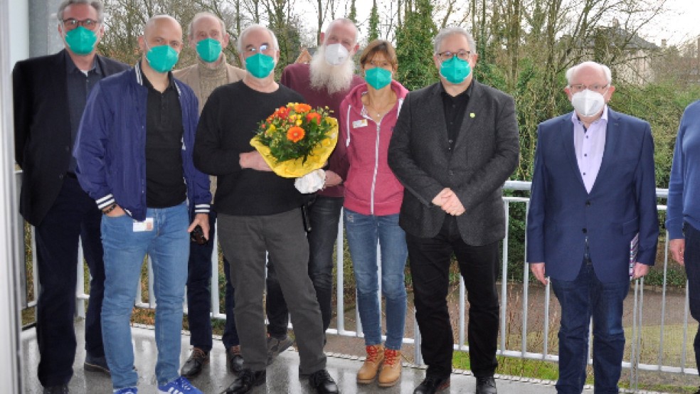 Ein Gruppenfoto zum Abschied (von links): Dr. med. Markus Dornbach (Chefarzt der Klinik für Innere Medizin, Weener), Uwe Dogs (Suchttherapeut), Günther Schmieder (Ehemaliger Ergotherapeut), Franz-Josef Hopmann (Suchttherapeut), Herbert Fokken (Krankenpfleger), Birgit Grube (Suchttherapeutin), Holger Glienke (Geschäftsführer) und Jakobus Baumann (Vorsitzender Allgemeiner Krankenhausverein). © Foto: Klinikum