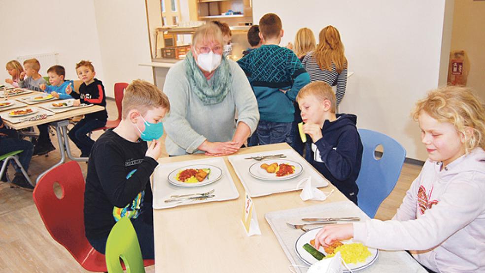 Reger Betrieb herrschte gestern in der neuen Mensa in Möhlenwarf. In der Bildmitte Tanja Bernardy, die sich als pädagogische Mitarbeiterin der Grundschule auch um die Organisation des Mensabetriebs kümmert.  © Foto: Hoegen