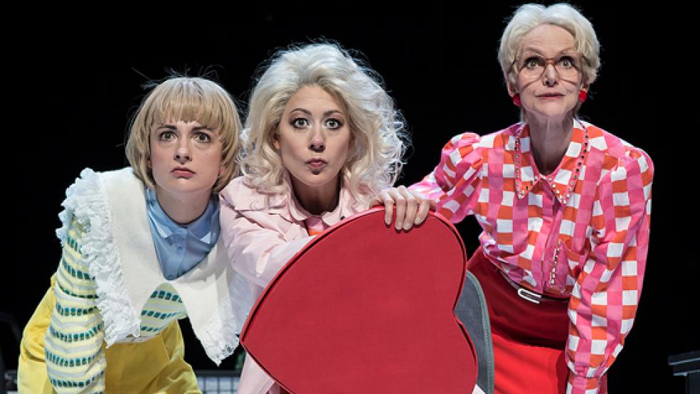 Auf diese drei Damen vom Finanzamt müssen die Theaterbesucher in Weener noch warten, die Aufführung von »Der Fiskus« am 12. Februar fällt aus.  © Foto: Landesbühne