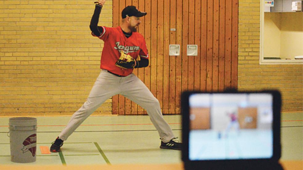 Ronny Woortmann übt das Pitchen. Das IPad im Vordergrund zeichnet seine Bewegungen auf. Trainer Jens Flink (nicht im Bild) kann Woortmann anschließend zeigen, was er gut macht und was er noch verbessern kann.  © Fotos: Born