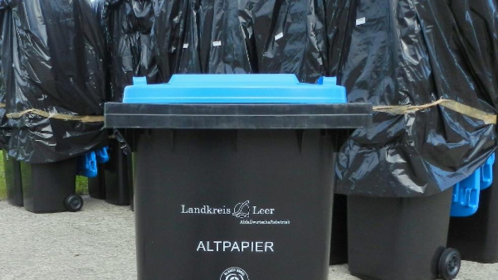Die »Blauen Tonnen« werden nun verteilt. © Foto: Landkreis Leer