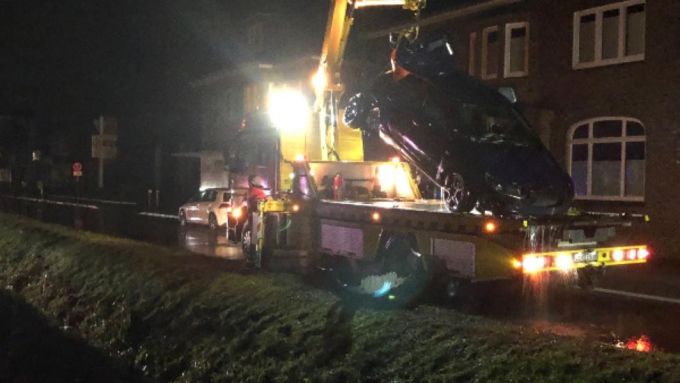 Zwei schrottreife Fahrzeuge und drei Leichtverletzte sind die Bilanz eines schweren Unfalls in der Nacht zum Sonntag in Rhauderfehn. © Kruse