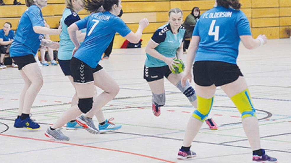 Wemke de Vries (mit Ball) war von den Oldersumerinnen nicht zu stoppen - sie warf zehn Tore.  © Foto: Born