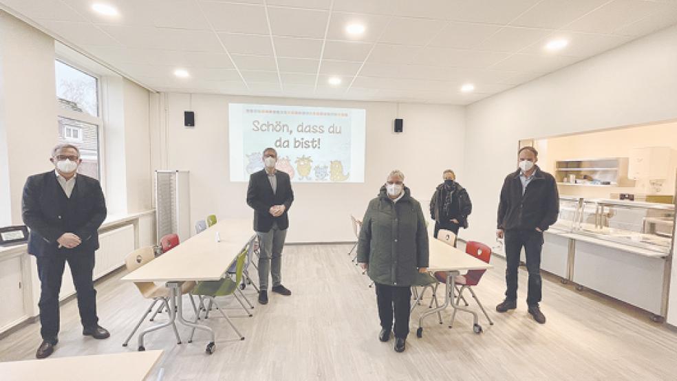 Beim Ortstermin: Im Bild von links Helmut Geuken, Bürgermeister Heiko Abbas, Hildegard Hinderks, Grünen-Ratsherr Lutz Drewniok und Schulleiter Thomas Stern.  © Foto: Stadt Weener