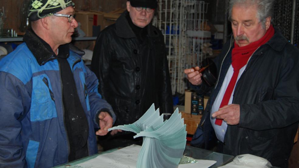 Gespräch über Glaskunst: Vincent van Leeuwen 2019 im Gespräch mit Rico Mecklenburg, Präsident der Ostfriesischen Landschaft.  © Archivfoto: Hoegen