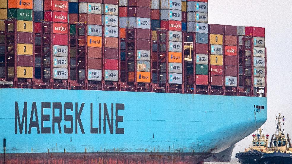 Die »Mumbai Maersk« fährt begleitet von Schleppern in den Hafen. Nachdem der vor der Nordseeinsel Wangerooge havarierte Containerfrachter »Mumbai Maersk« freigeschleppt wurde, kam das Schiff aus eigener Kraft am Hafen von Bremerhaven an.  © Foto: Sina Schuldt (dpa)