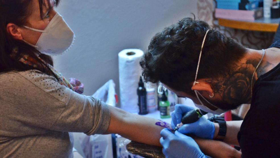Silvia Belusa ließ sich ihr erstes Tattoo stechen. Die Leeranerin entschied sich für einen schwarzen Schmetterling auf der Innenseite ihres Unterarms. © Foto: Ammermann