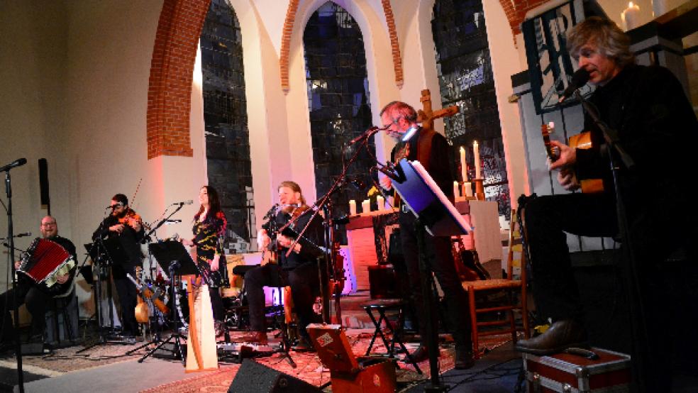 Den Musikern der Folkgruppen »Laway« und »La Kejoca« war vor ausverkauftem Haus in der Christuskirche in Leer die Freude über das Live-Erlebnis anzumerken. © Foto: Eden