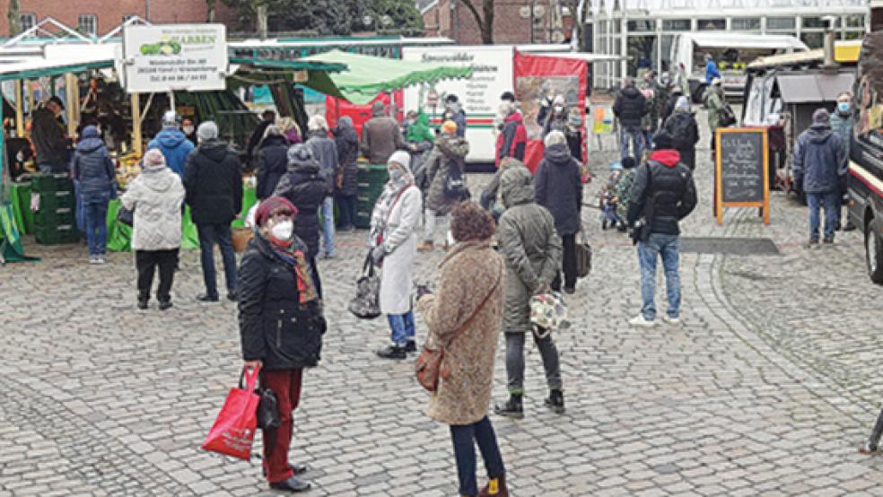 In Leer sind auf dem Wochenmarkt am Hafen keine Hunde erlaubt. Darauf weist ein neues Schild hin.  © Archivfoto: Wolters
