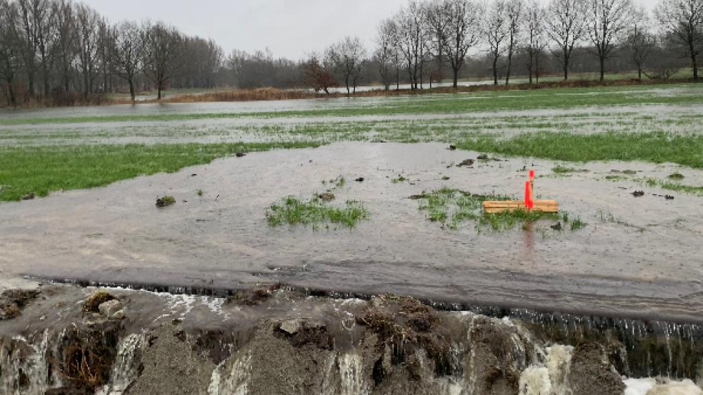 Das Wasser drohe in die Häuser zu laufen, teilte die Leitstelle dem Ortsbrandmeister der Feuerwehr Haxtum mit. © Foto: Wessels (Feuerwehr)