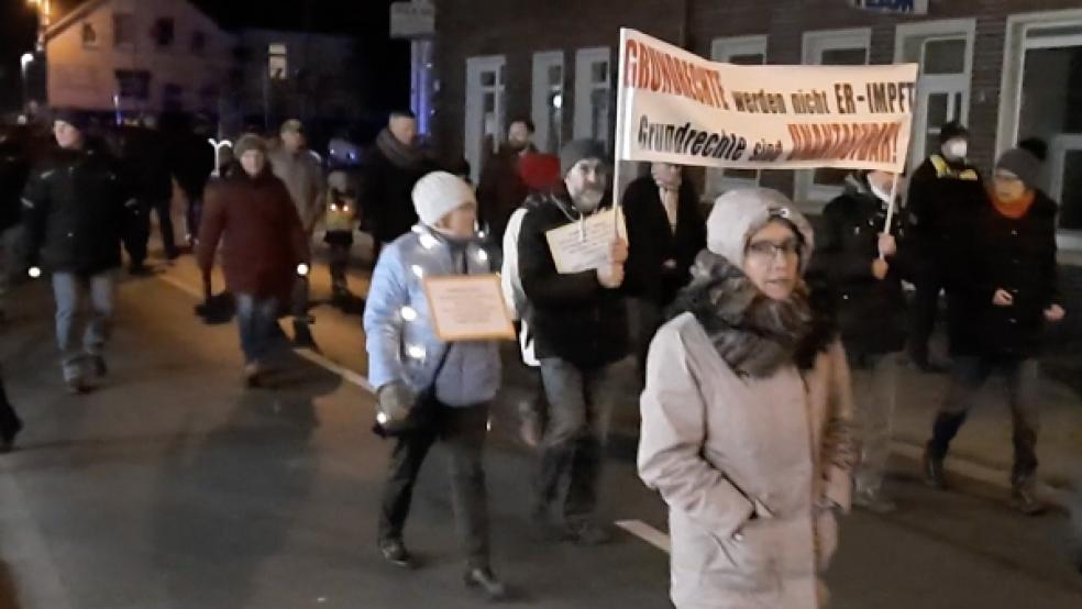 Auf vereinzelten Plakaten war der ernste Anlass zu erkennen, als mit einem Protestzug auf dem Innenstadtring in Leer wieder gegen Corona-Regeln demonstriert wurde. © Foto: Szyska