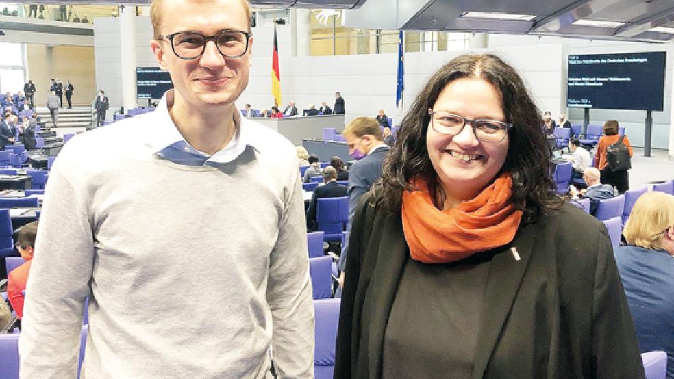 Zwei Neulinge im Plenum: Julian Pahlke zog Ende Oktober 2021 für die Grünen das erste Mal in den Bundestag ein. Für die SPD schaffte das die gebürtige Jemgumerin Anja Troff-Schaffarzyk aus Hollen.  © Foto: privat