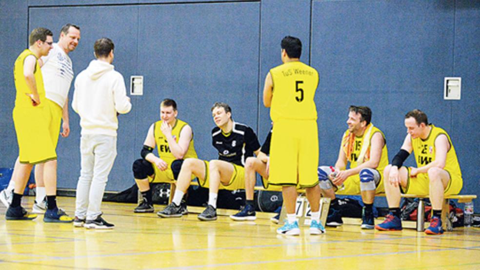 Die Basketballer des TuS Weener setzen erst einmal aus. Das ist zumindest der Plan. Spielertrainer Ingo Spree (Zweiter von links) ist zuversichtlich, dass Weener zur nächsten Saison wieder ein Team stellen kann.  © Foto: Born