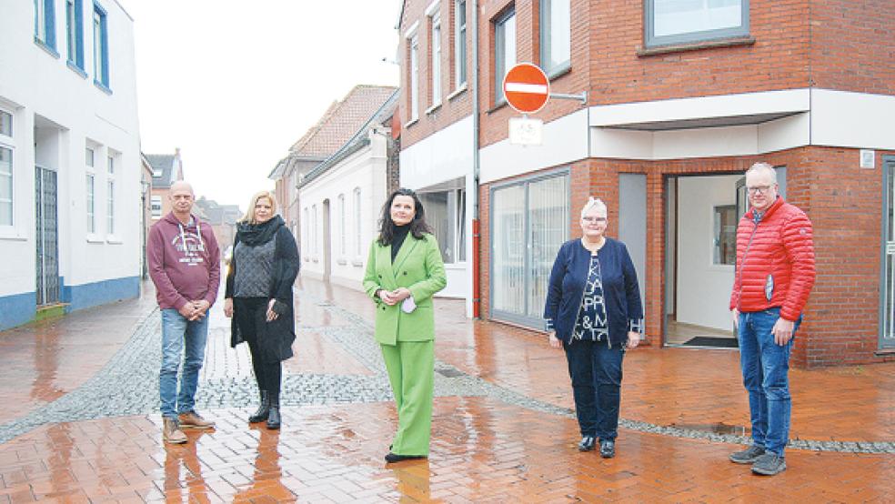 Johannes Voorma, er ist Geschäftsführer der Nordbau GmbH in Weener, mit Ines Groen, der CDU-Bundestagsabgeordneten Gitta Connemann, der Stadtverbandsvorsitzenden Hildegard Hinderks und Bauunternehmer Günter Swart (von links).  © Foto: Hoegen