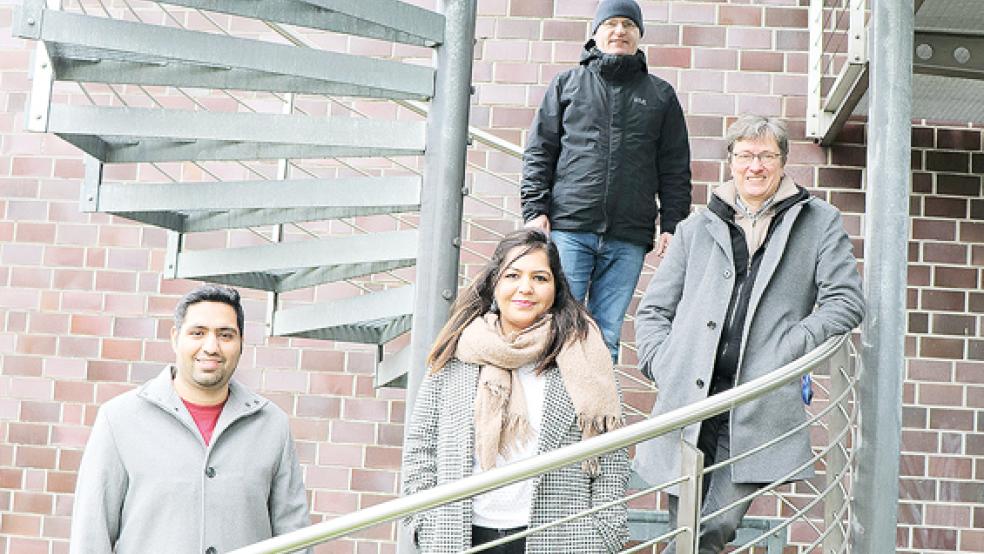 Die Doktoranden Jyotsna Singh und Lakshay Mundeja, der wissenschaftliche Mitarbeiter David Bauer sowie Prof. Dr. Juho Mäkiö (von links) bilden das Emder Forschungsteam im Projekt »CoRoSect«.  © Foto: Hochschule Emden/Leer
