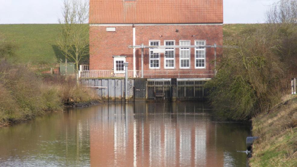 Das Schöpfwerk in Ditzum unterstützt die Entwässerung des Binnenlandes seit seiner Inbetriebnahme im Jahre 1956. Zwei Pumpen fördern das Wasser durch zwei Druckrohrleitungen, die den Deich kreuzen, in die Ems. © Foto: Szyska