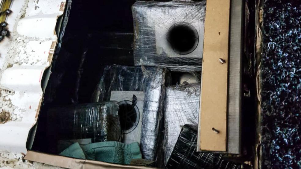 In einem eigens für den Drogentransport hergerichteten Versteck unter dem Fahrersitz des Transporters stießen die Zöllner mit Hilfe eines Spürhundes auf rund 13 Kilogramm Kokain, verpackt in 13 rechteckigen und mit Folie umwickelten Blöcken. © Foto: Zoll
