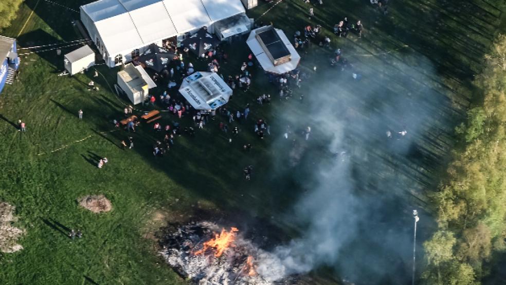 Organisatoren von Osterfeuern erwarten eine Entscheidung, ob das Abbrennen wieder wie zuletzt 2019 (unser Bild wurde in Holthusen aufgenommen) möglich sein wird. © Foto: Klemmer (Archivbild)