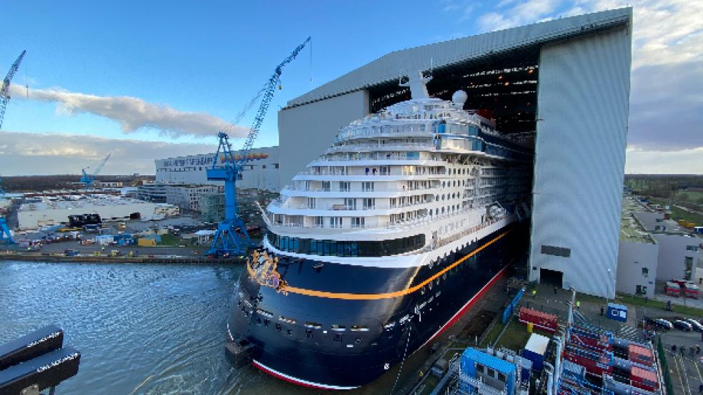 Da ist es: Die »Disney Wish« wurde heute aus dem Baudock in den Werfthafen verholt. © Foto: Meyer Werft