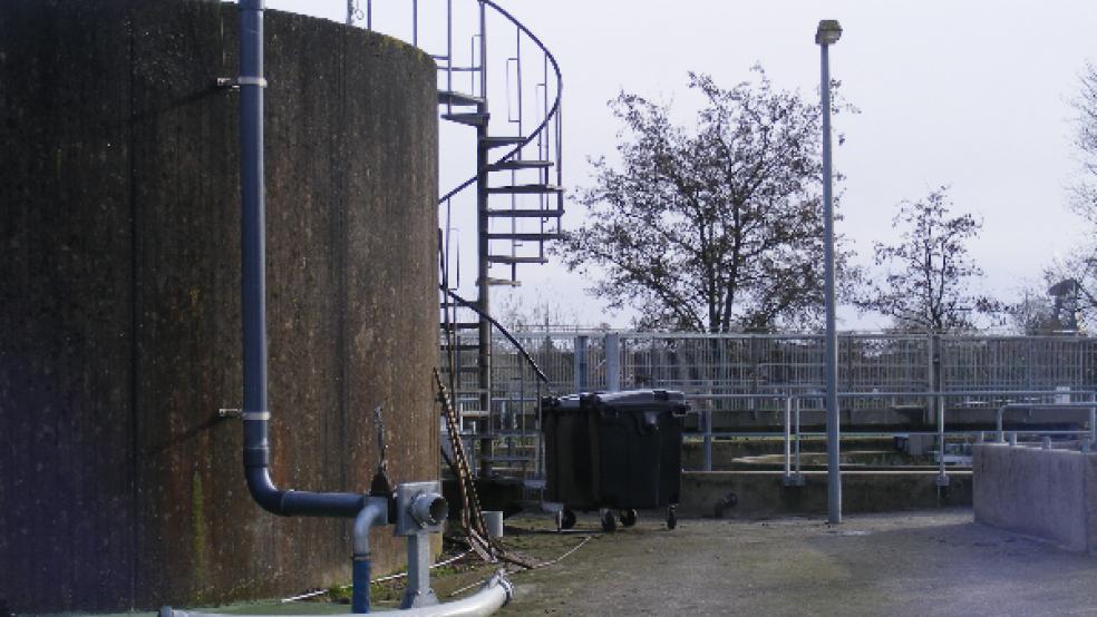 An der Kläranlage in Ditzum musste ein durchrostetes Schlammablauf-Rohr am Nachklärbecken erneuert werden. Weil Handlungsbedarf bestand, wurden die Arbeiten vorgezogen - und verursachten geringere Kosten als kalkuliert. © Foto: Szyska