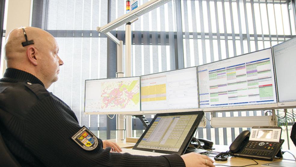 Bei der Arbeit stehen fünf Bildschirme vor den Disponenten. Technische Kenntnisse seien daher unerlässlich, findet Holger Saat­hoff.  © Foto: Kooperative Regionalleitststelle