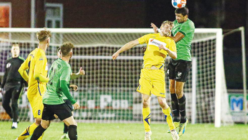 Laut NFV-Kreis-Vorsitzender Winfried Neumann (kleines Bild) gibt es einen guten Grund, warum alle ostfriesischen Fußballer sowohl Germania Leer als auch Grün-Weiß Firrel im Landesliga-Abstiegskampf die Daumen drücken sollten.  © Foto: privat