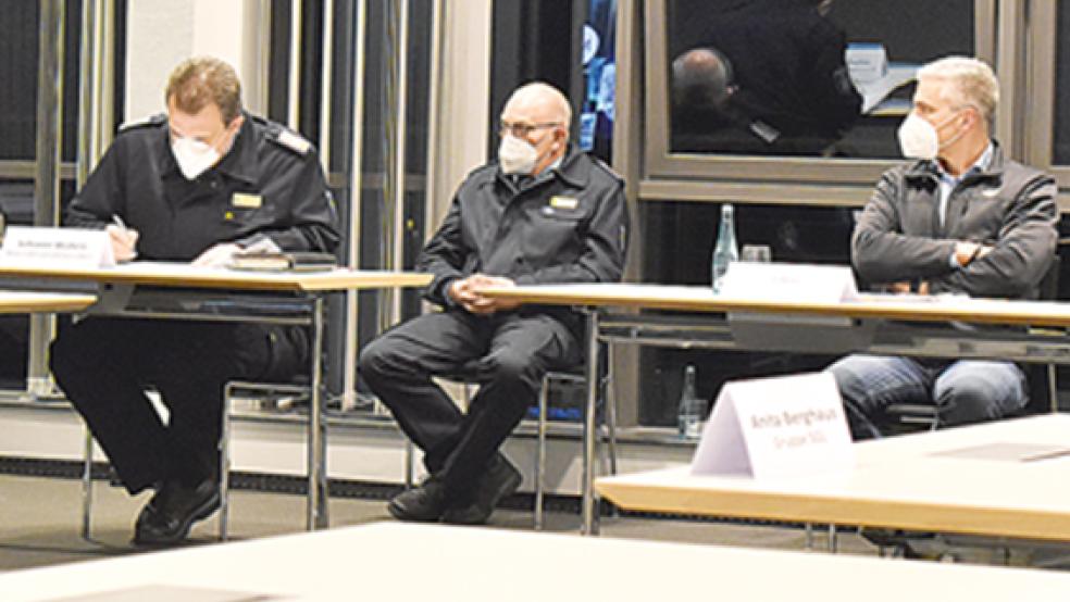 Kreisbrandmeister Johann Waten (links) und Sven Neumann (rechts) als Geschäftsführer des DRK-Rettungsdienstes informierten den Kreisausschuss für das Rettungswesen und Katastrophenschutz über das Jahr 2021.  © Foto: Kuper