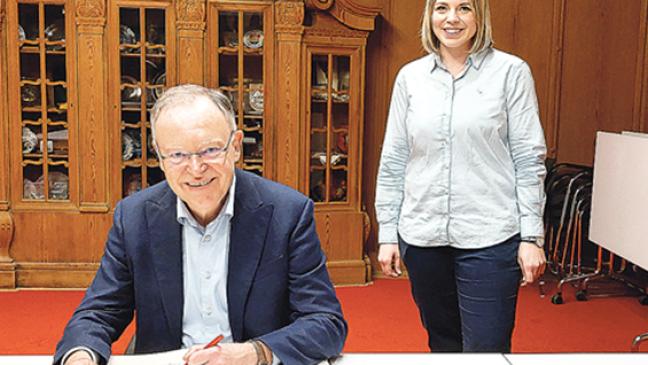 Weil verewigt sich im »Goldenen Buch«