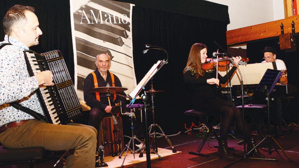 Mit Tango, Pop und Swing sorgten die vier Musiker von »AMano« im Leeraner Kulturspeicher für eine schwungvoll-fröhliche Abwechslung in diesen Corona-Zeiten.  © Foto: Eden