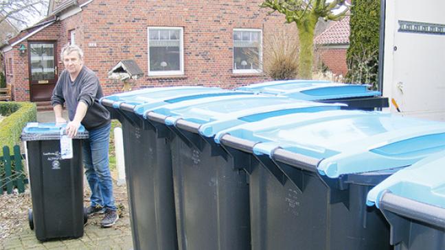Blaue Tonnen säumen die Straßenränder