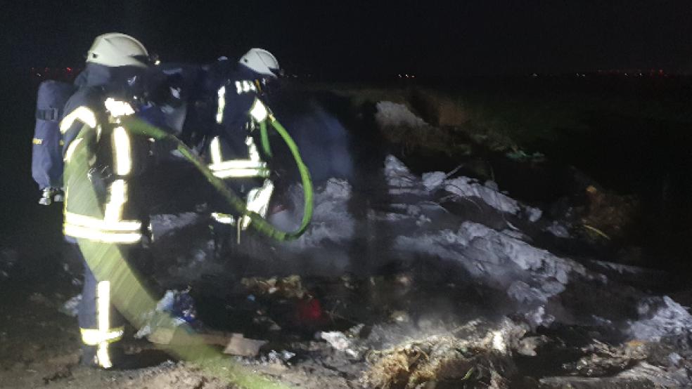 Am Bülthausweg in Marienchor brannte Unrat auf einer Fläche von etwa 25 Quadratmetern. © Foto: Feuerwehr Jemgum